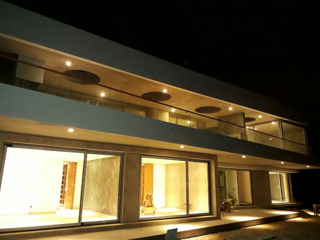 Casa Silberstein iluminada durante la etapa de terminaciones