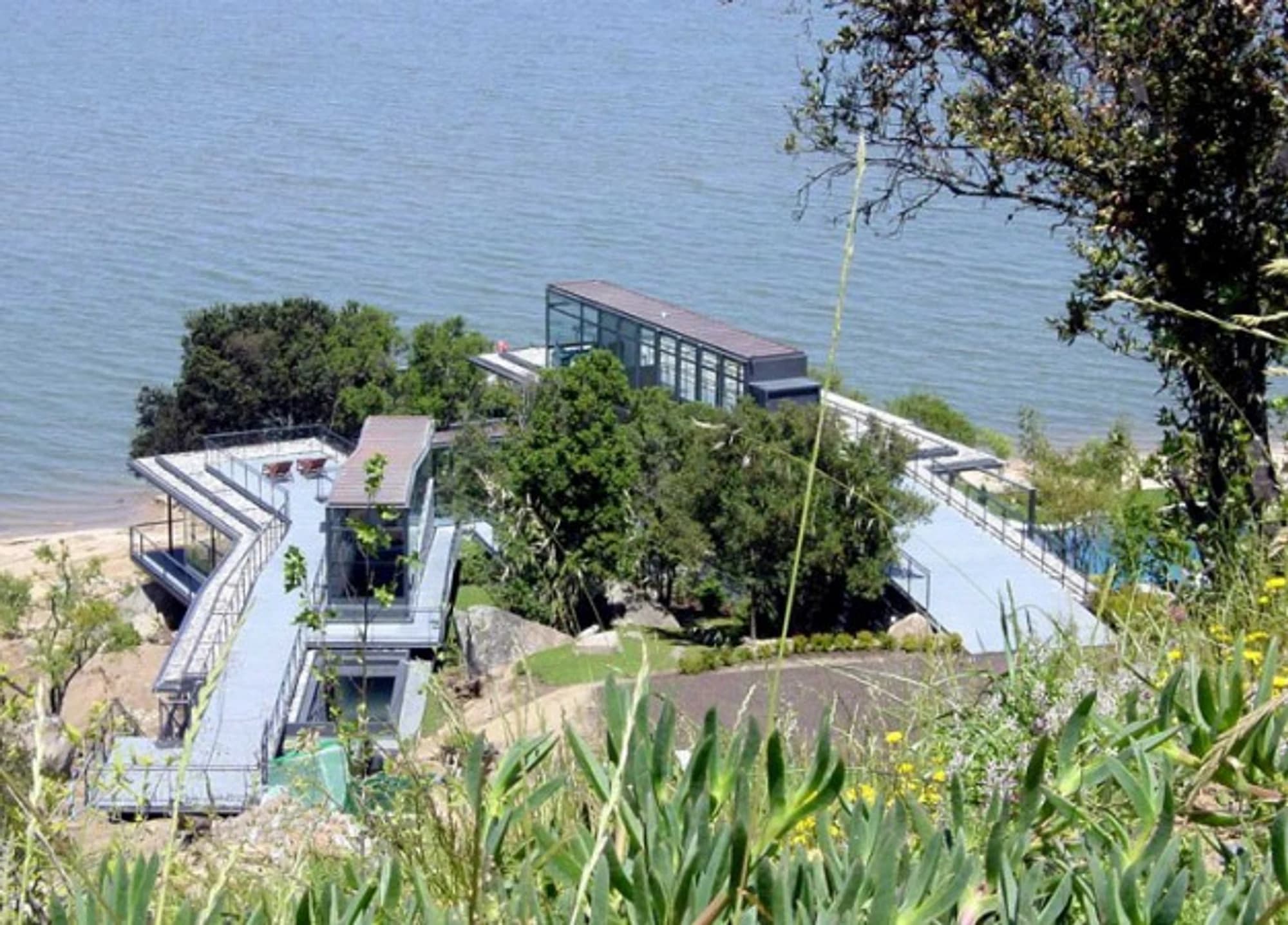 Casa Rapel integrada a la pendiente del lago