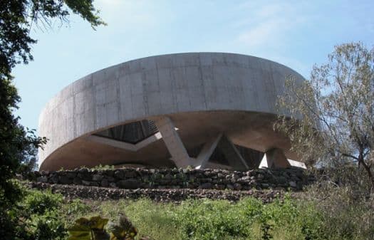 Exterior circular en hormigón de las Oficinas Andrés Ergas